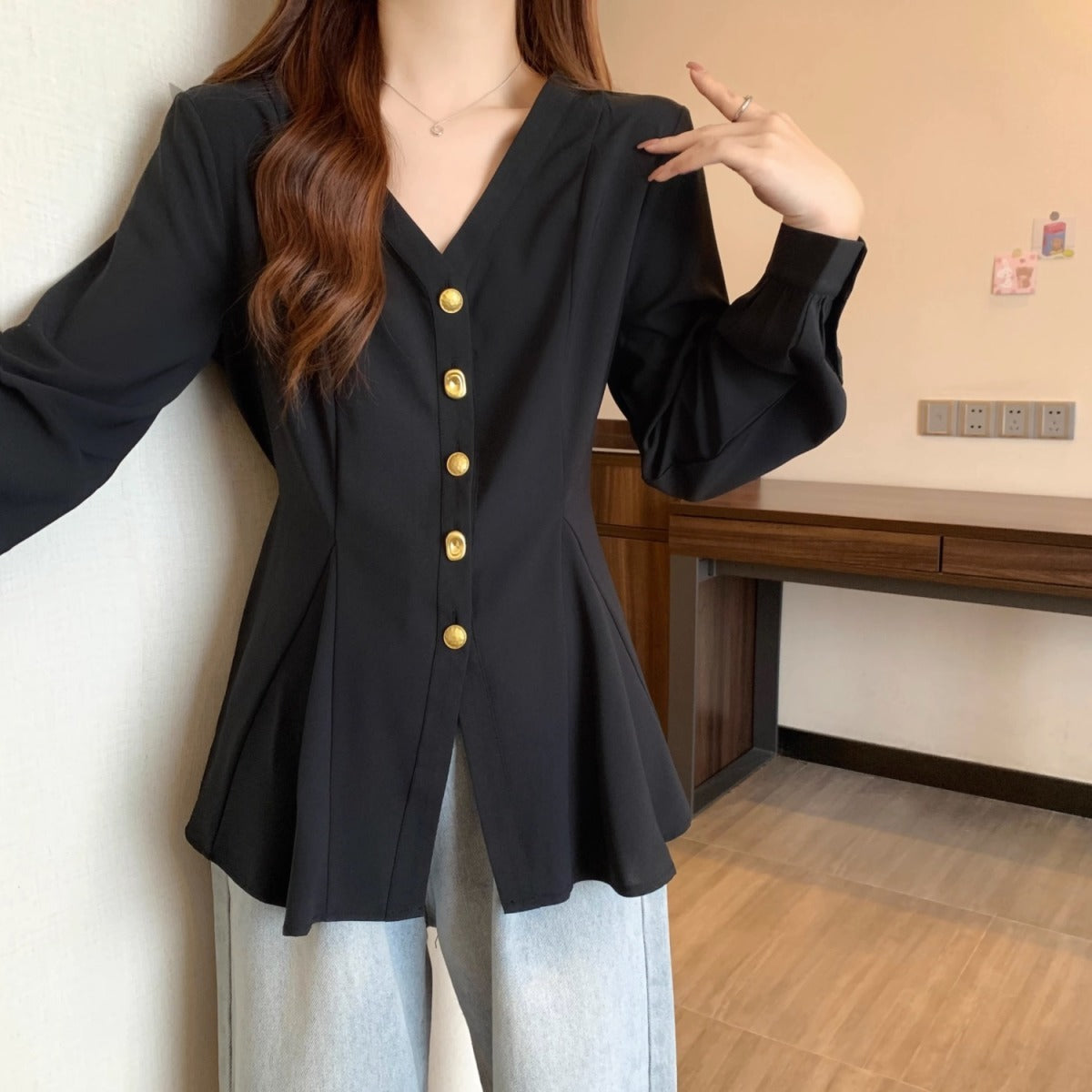Women's Elegant Mulberry Silk Button-Down Sleeveless Commuter Shirt